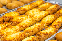 Cargar imagen en el visor de la galería, Mini pan de queso con tocineta
