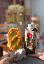 Cargar imagen en el visor de la galería, Mini pan de queso con tocineta
