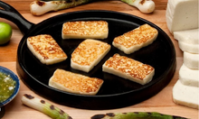Cargar imagen en el visor de la galería, Queso Paisa Blanco 10 oz – Queso Blanco Latino para Arepas.
